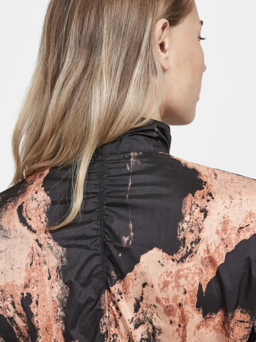 WOMEN'S ADV ESSENCE WIND JACKET - GLOW